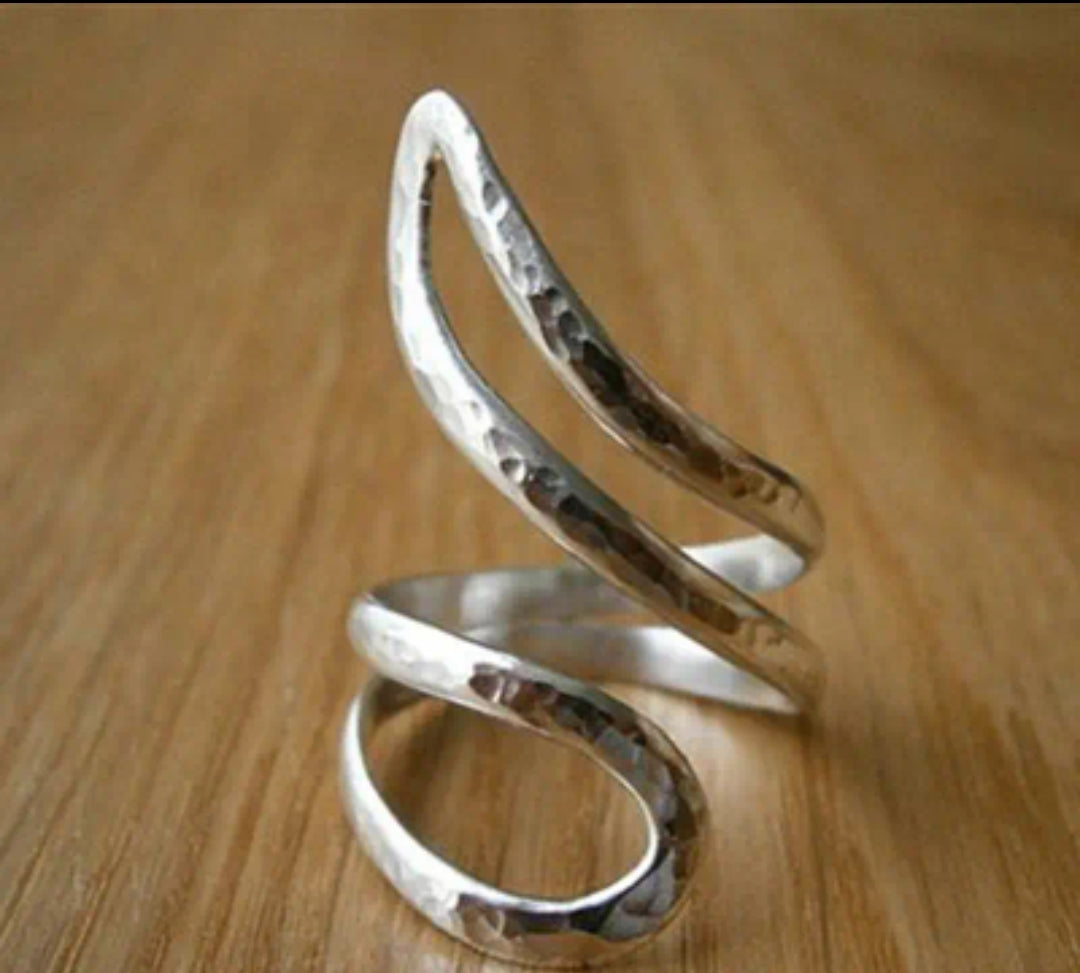 Curvy silver tone ring