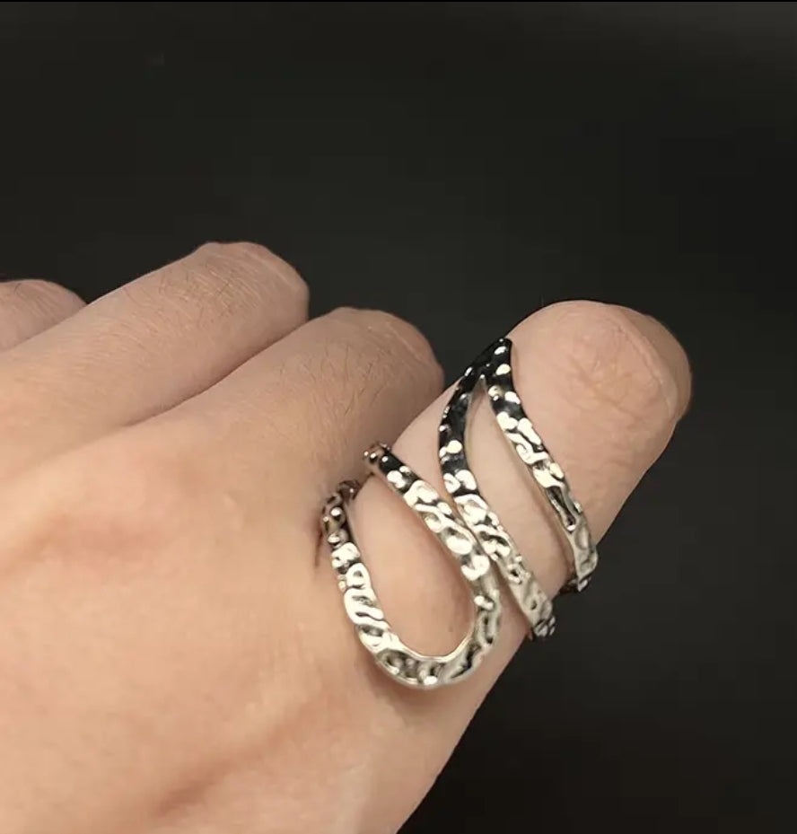 Curvy silver tone ring