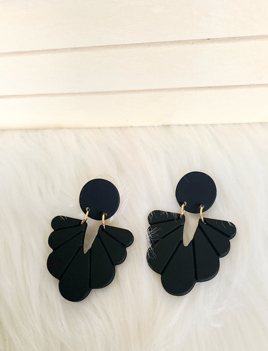 Black curvy earrings